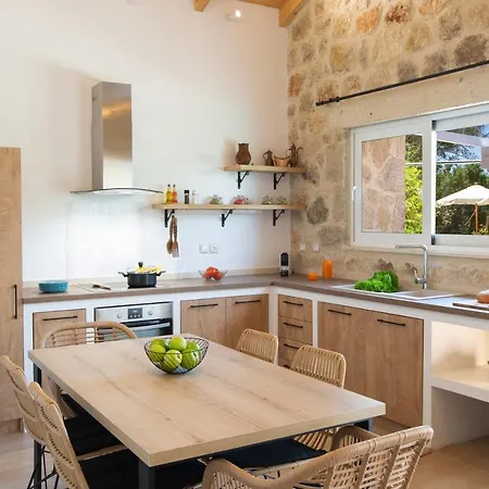 Pnoes Lefkada Villa *